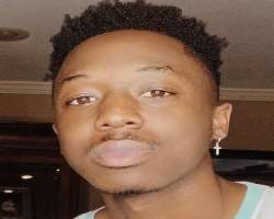 Quincy loves to wear earrings and chain-like many other celebrities.